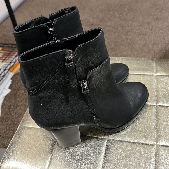 Vince Camuto leather zip boots - Picture 4 of 12